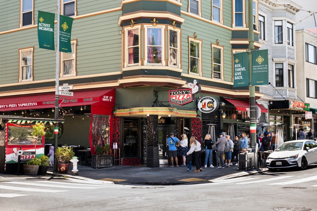 Why Some Restaurants Have Walk-Ins Only, According to a Restauranteur