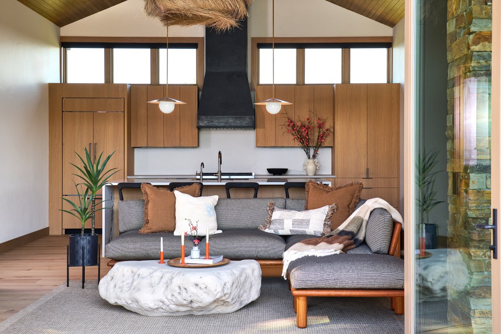 Guest House Bend Oregon House by Tricorn Black