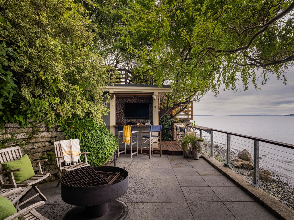 Patio Seattle Nautical House by Dyna Builders