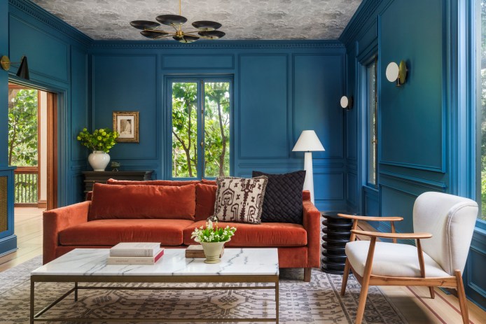 Room with blue walls and a patterned ceiling design
