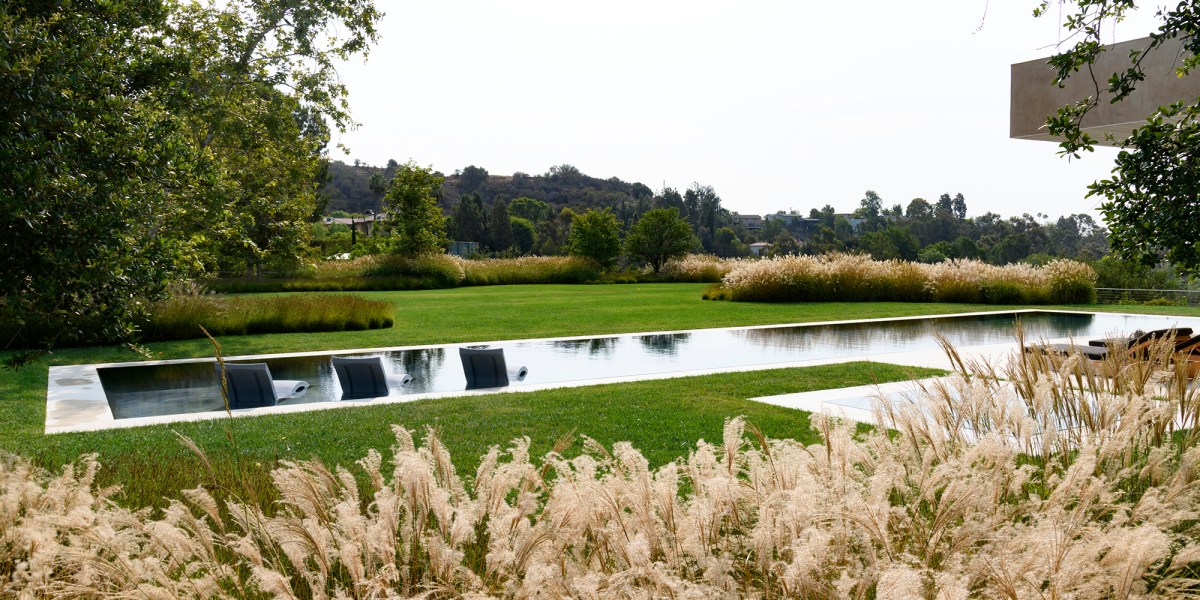 These Lush, Dramatic, and Comfortable Gardens Invite You to Spend All Day Outside