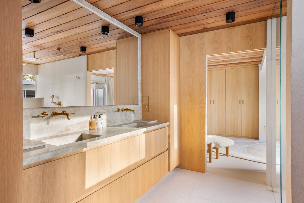 Bathroom in an Eichler home in Thousand Oaks