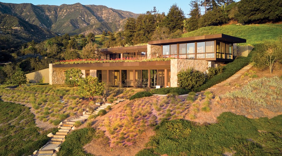 This Award-Winning Home Was Designed to Impress, Without Ruining Neighbors’ Views