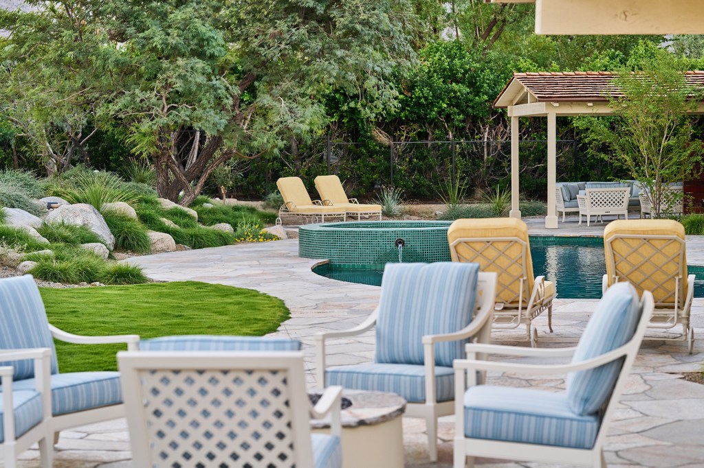 Backyard in Smoke Tree Ranch House by Rollins Andrew