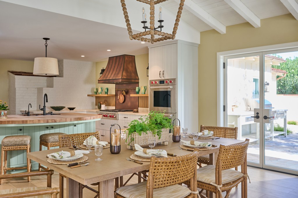 Dining Area in Smoke Tree Ranch House by Rollins Andrew