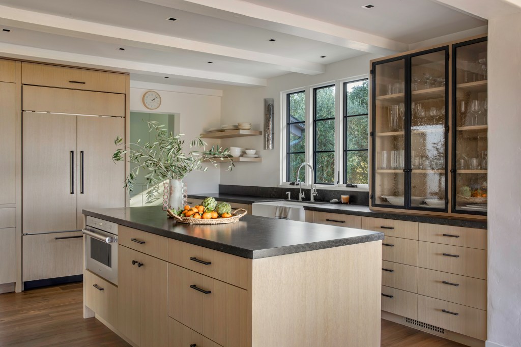 Kitchen by JRS Interior Design