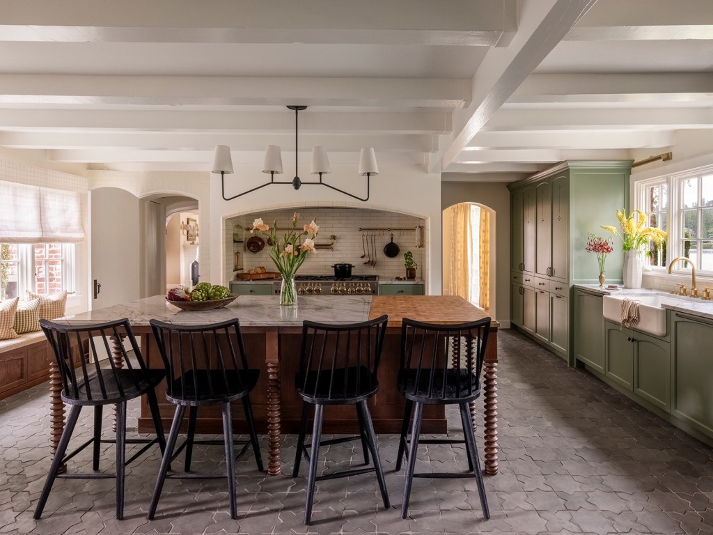 Kitchen in Lake Oswego Cottage by Casework