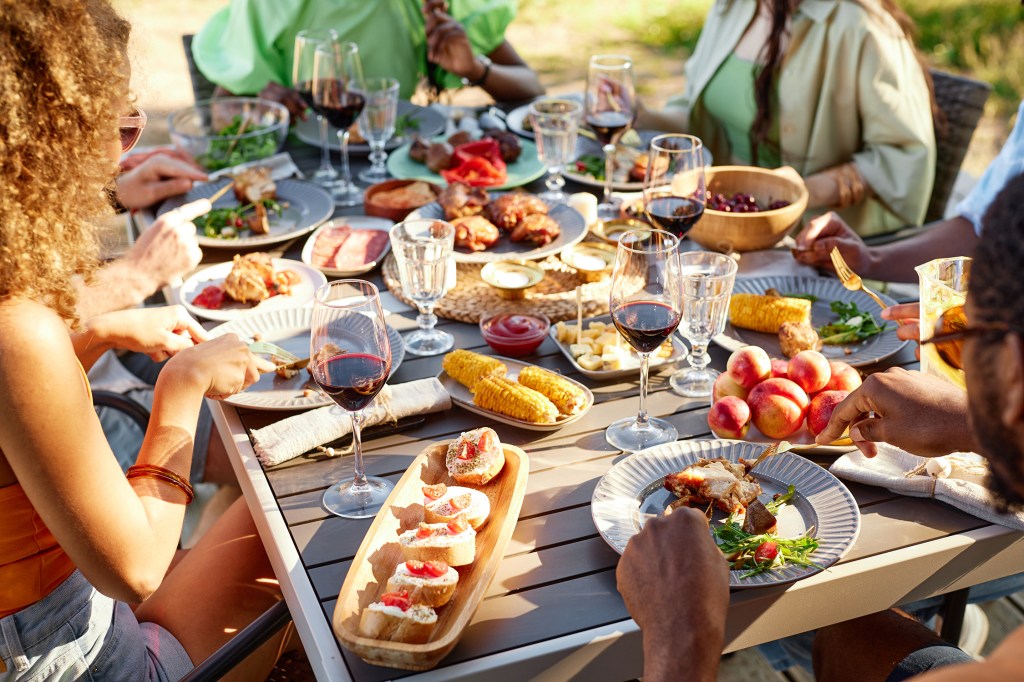 Hosting an Outdoor Party? 5 Savvy Tips Professional Party Planners Swear By