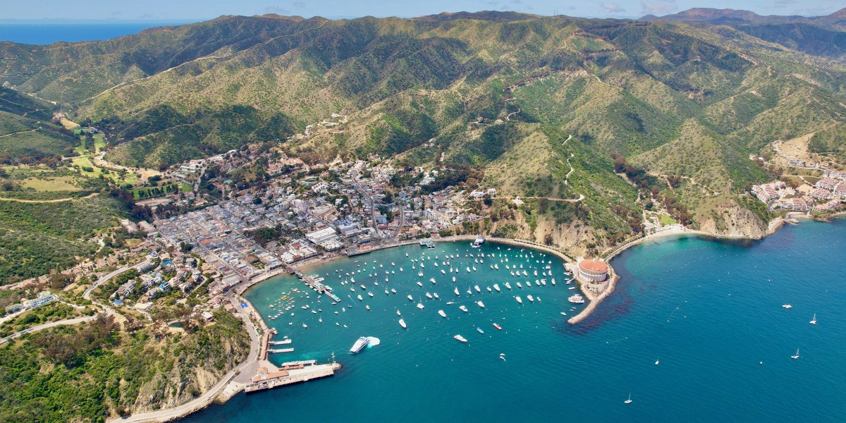 This Young Couple Moved into a 40-Foot Boat with Zero Sailing Experience—Here’s What They Learned