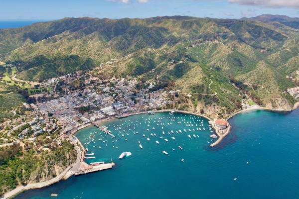 This Young Couple Moved into a 40-Foot Boat with Zero Sailing Experience—Here’s What They Learned