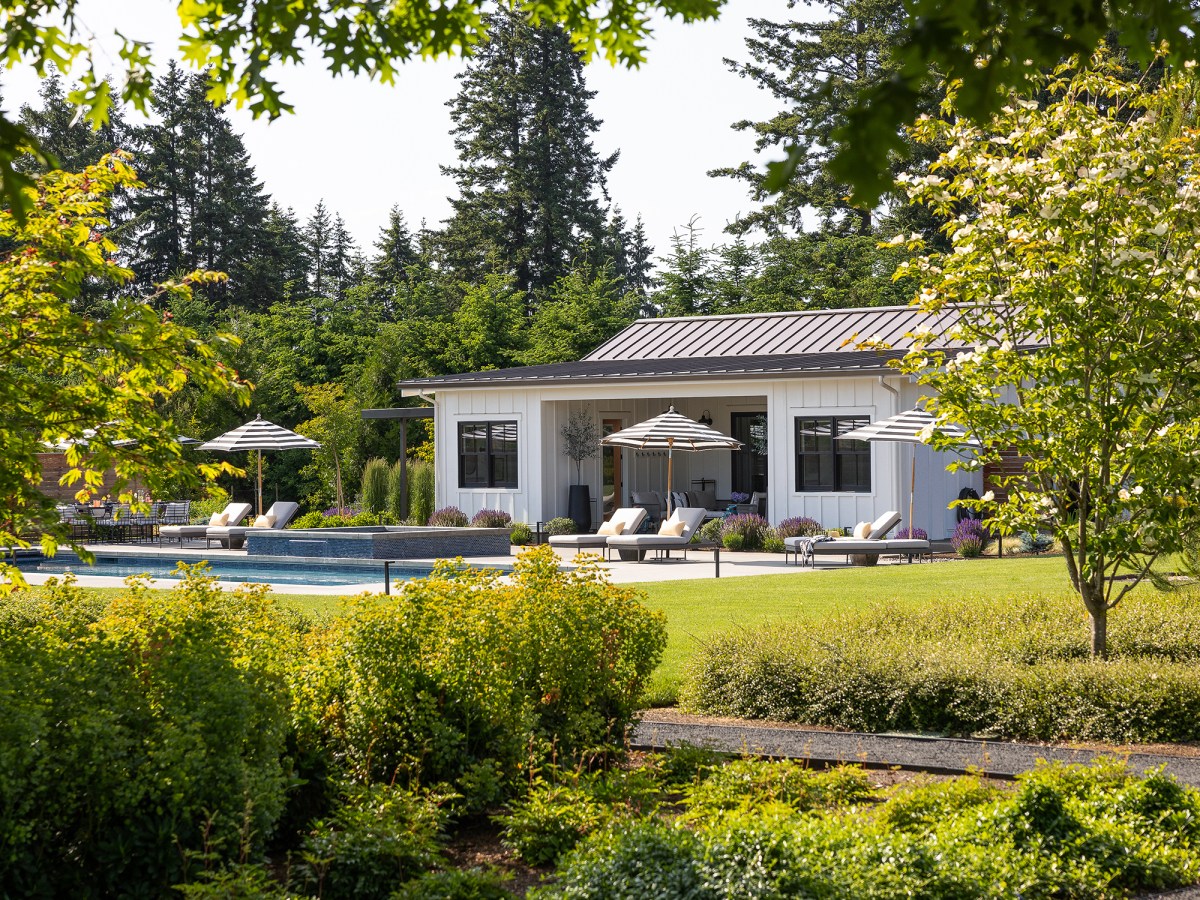 Pacific Northwest Meets the Amalfi Coast in This Pool House