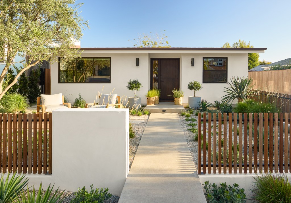 Exterior San Clemente Beach House by Raili Clasen