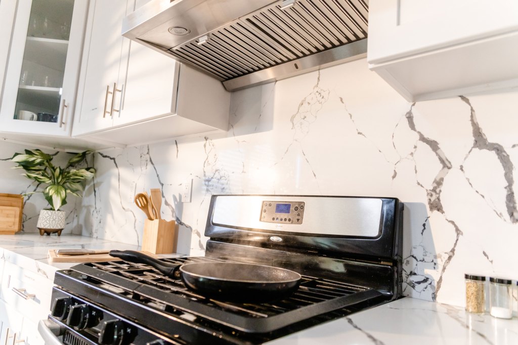 Smoky Pan and Vent Hood