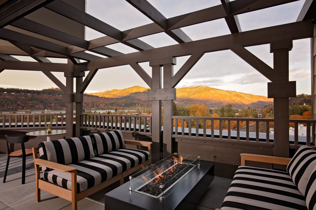 Hood River Lightwell Hotel Rooftop