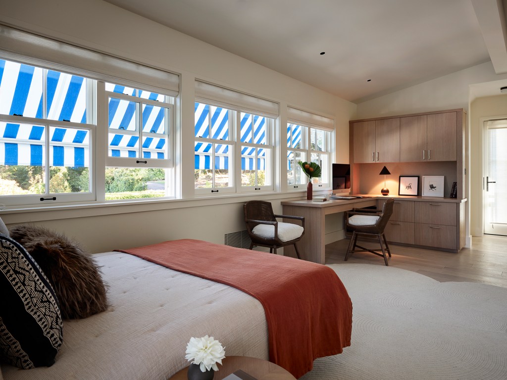 Office PNW Lake House by Philpotts Interiors