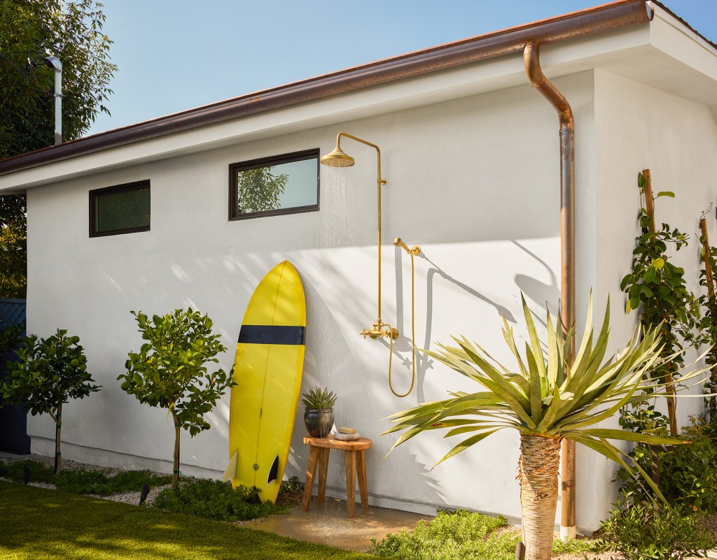 Outdoor Shower San Clemente Beach House by Raili Clasen