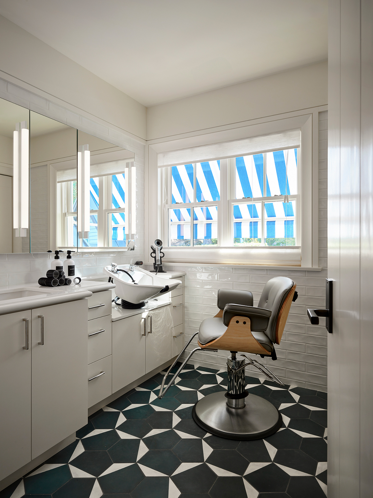 Salon Bathroom PNW Lake House by Philpotts Interiors