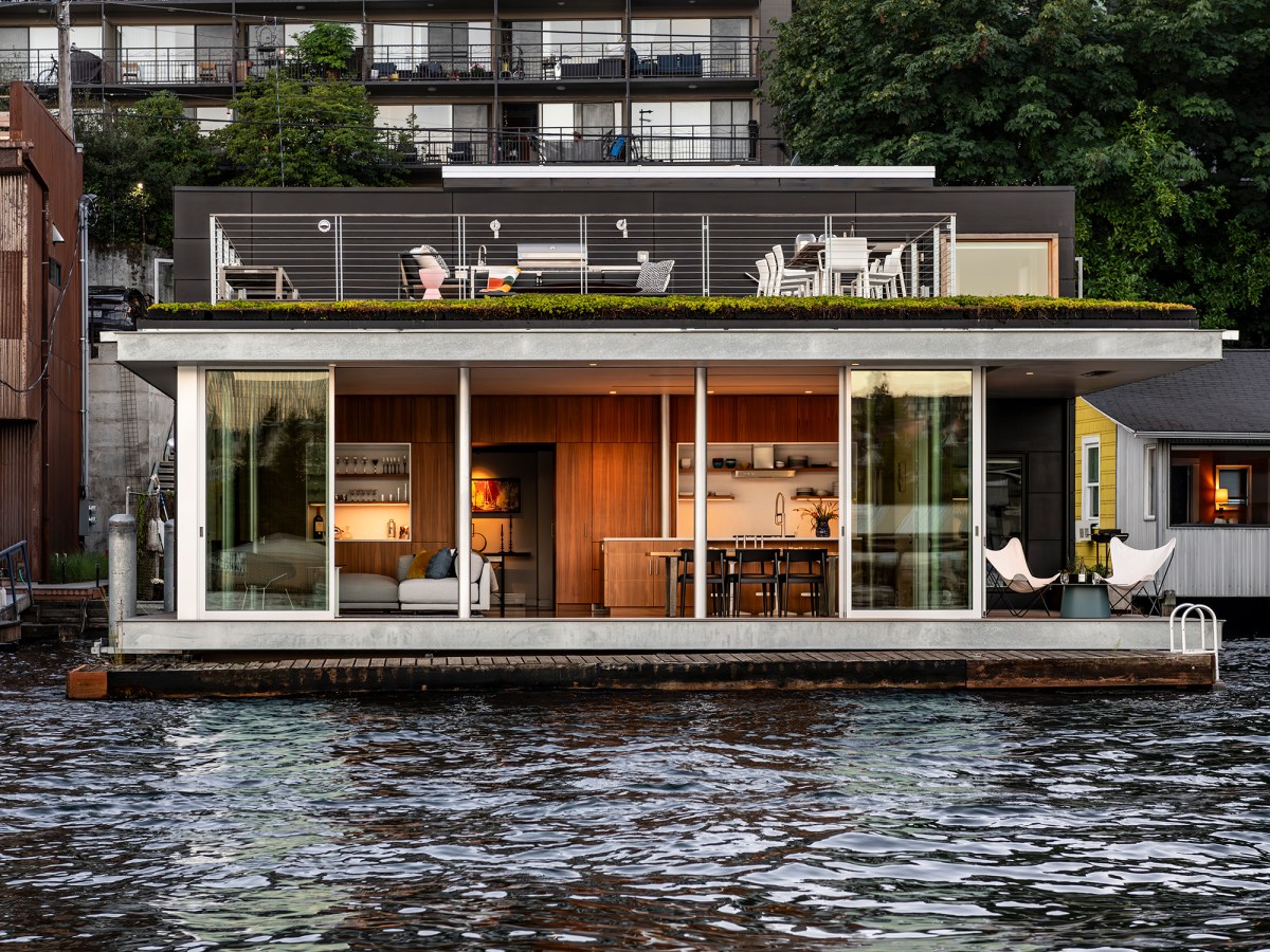 How a Downsizing Couple Designed Their Floating Home to Embody Pura Vida