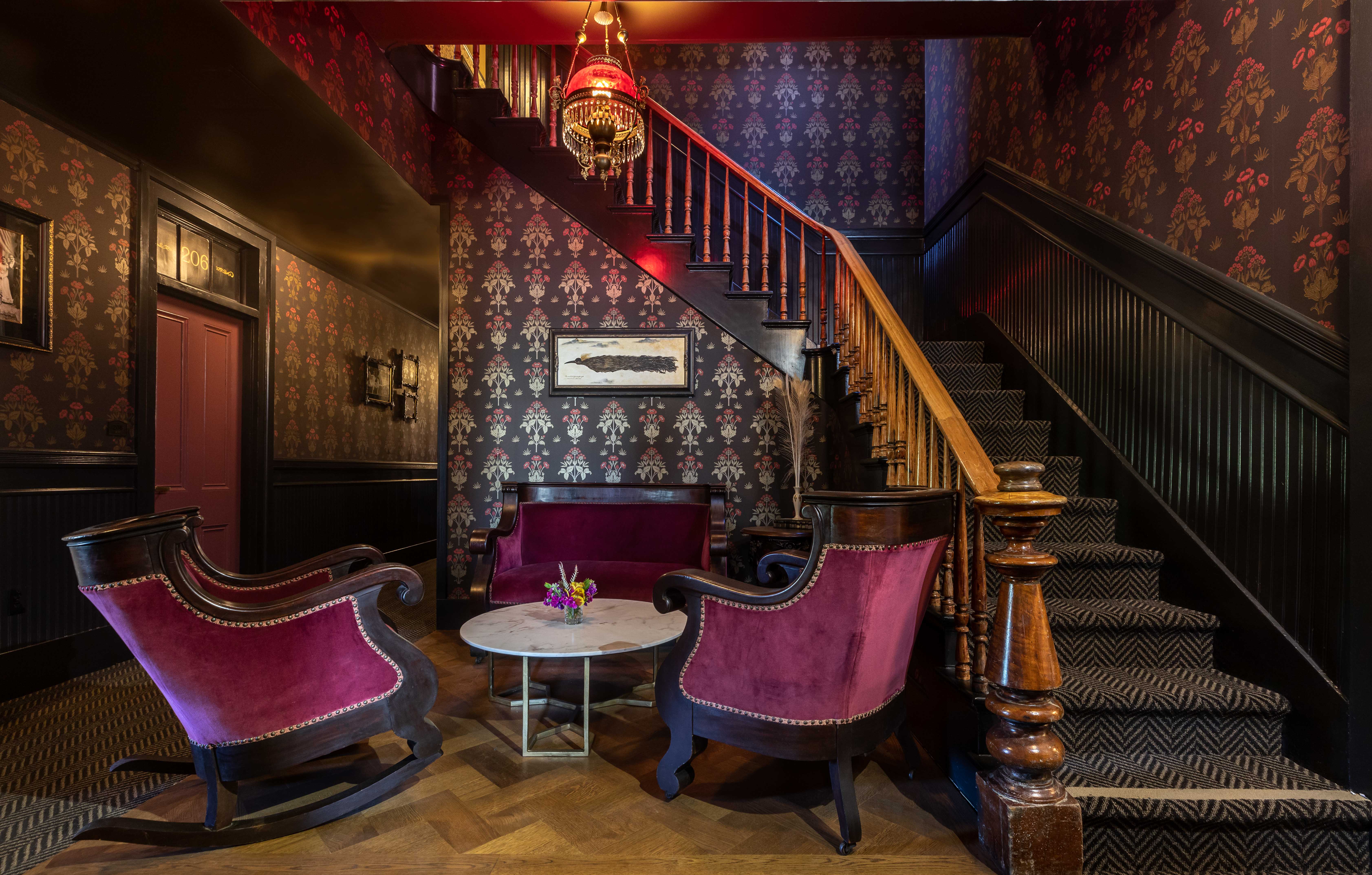 vintage-hallway-seating