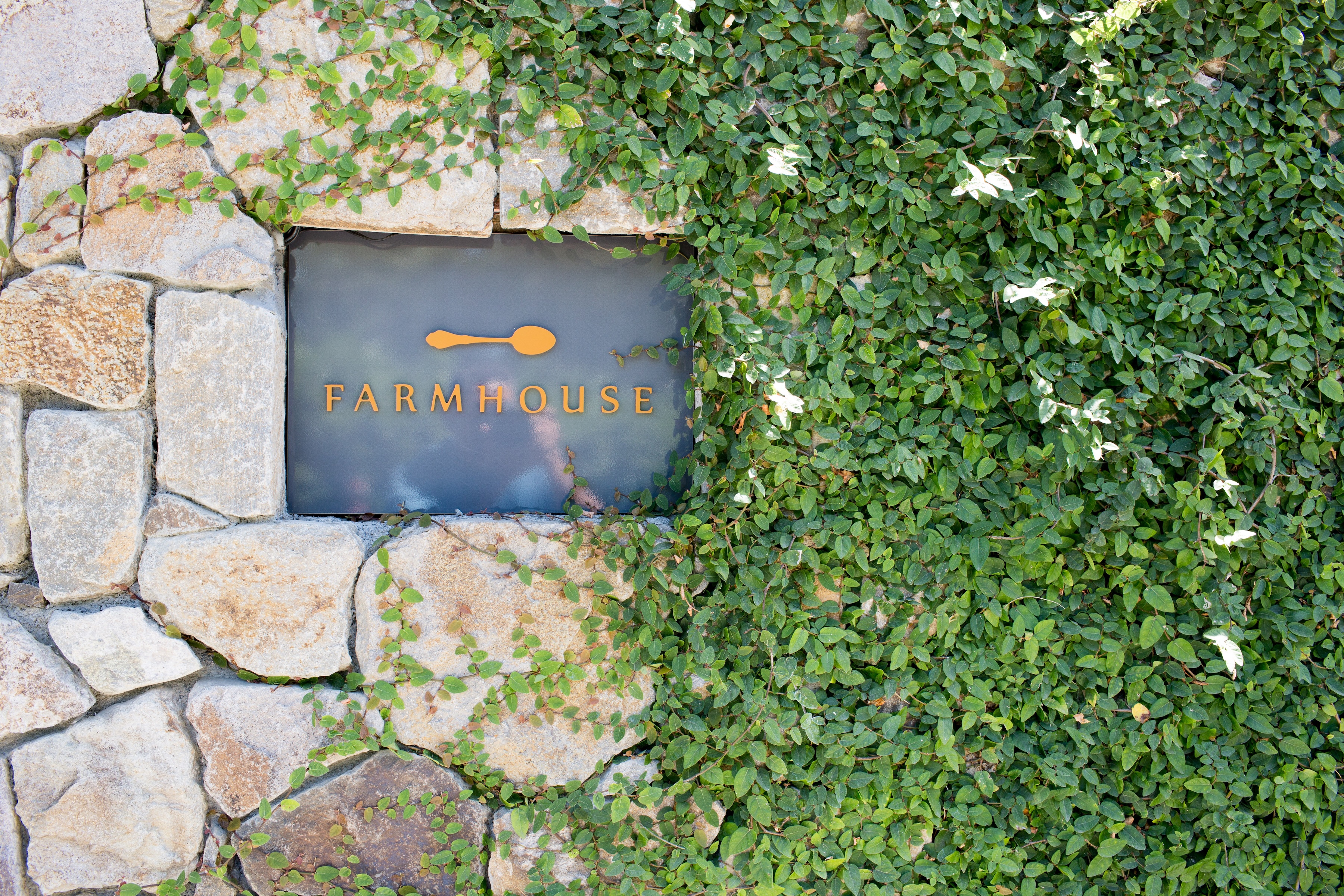farmhouse-entrance-sign
