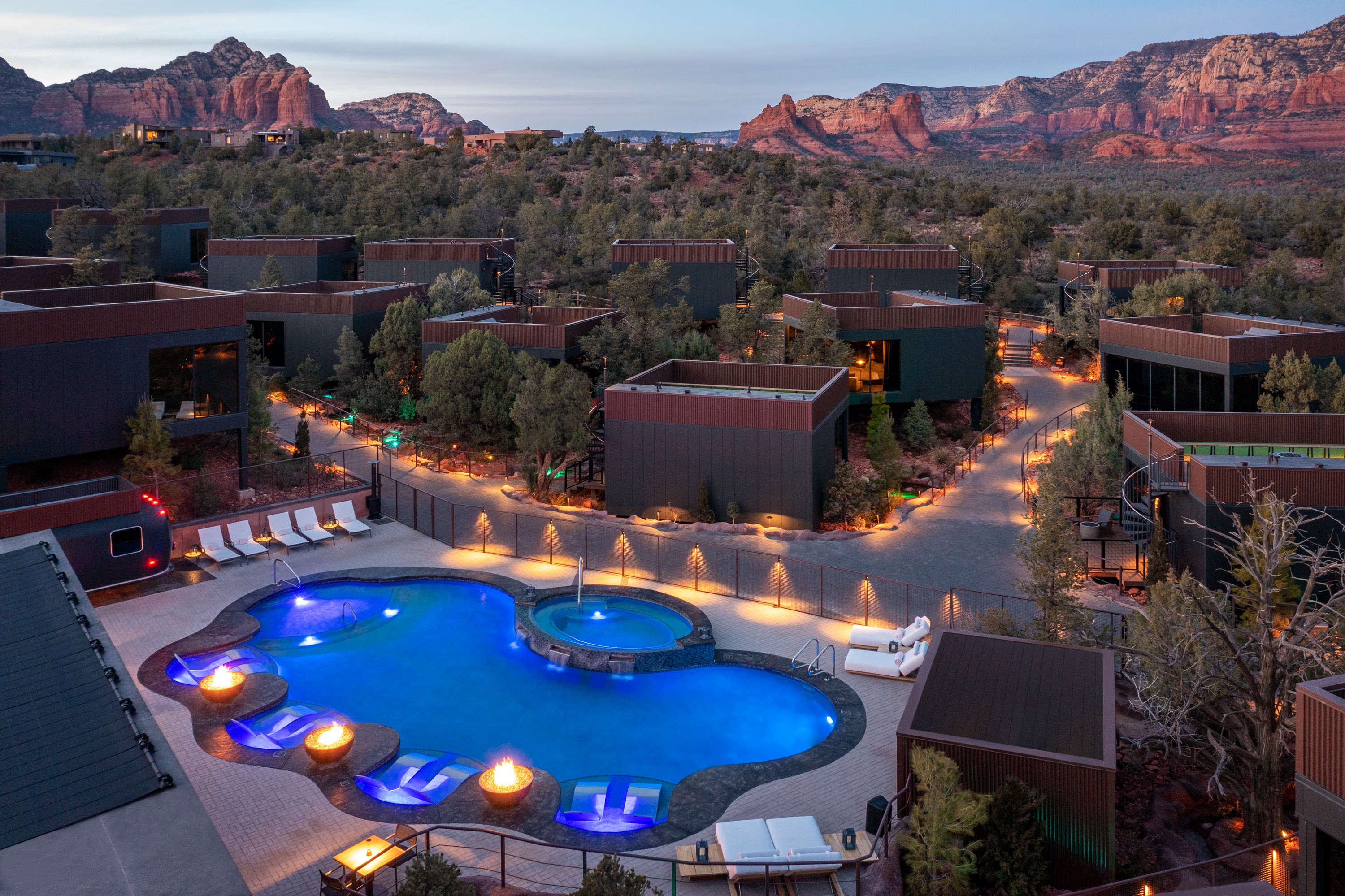 ambiente-pool-at-dusk
