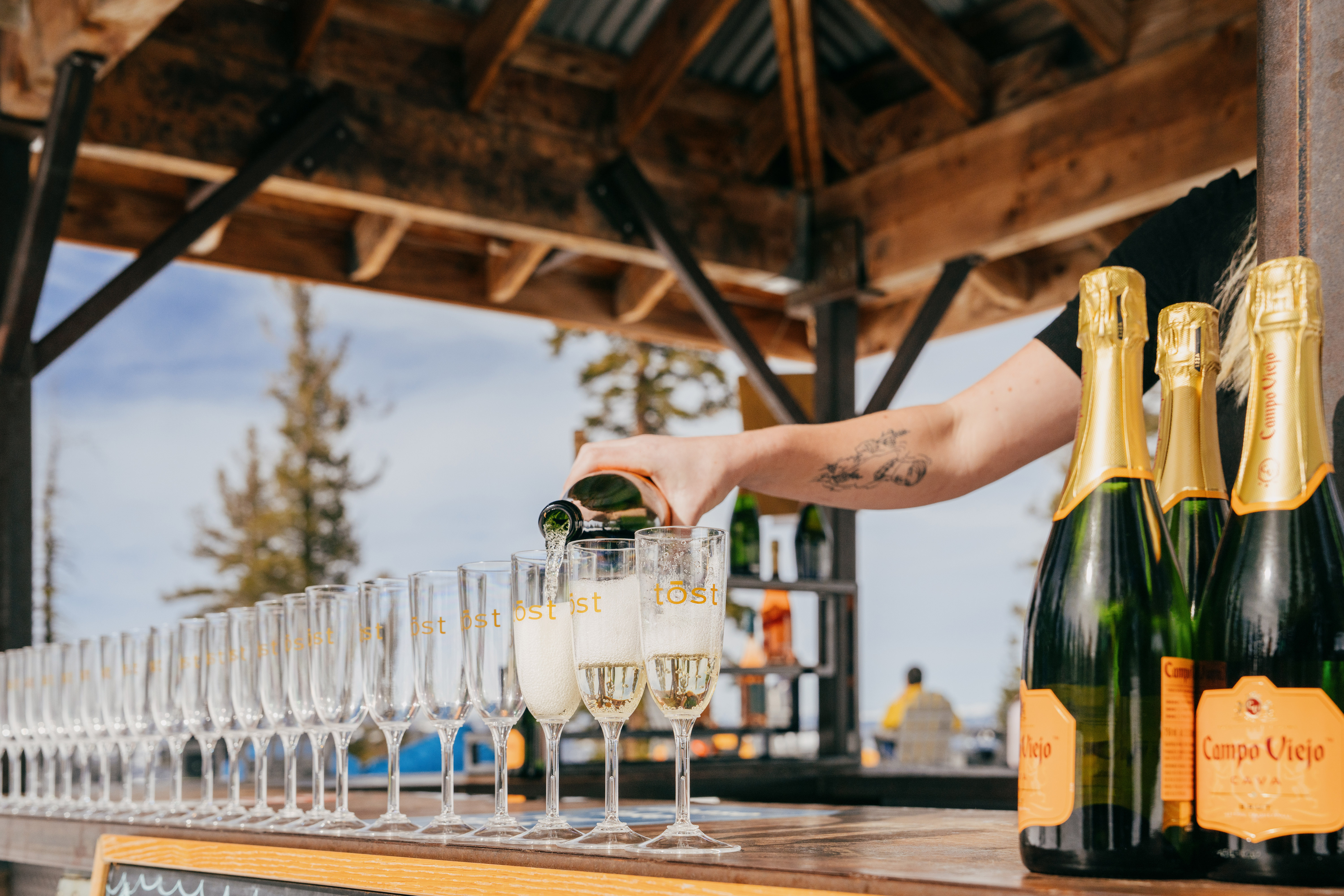 pouring-champagne-for-the-the-toast-ceremony