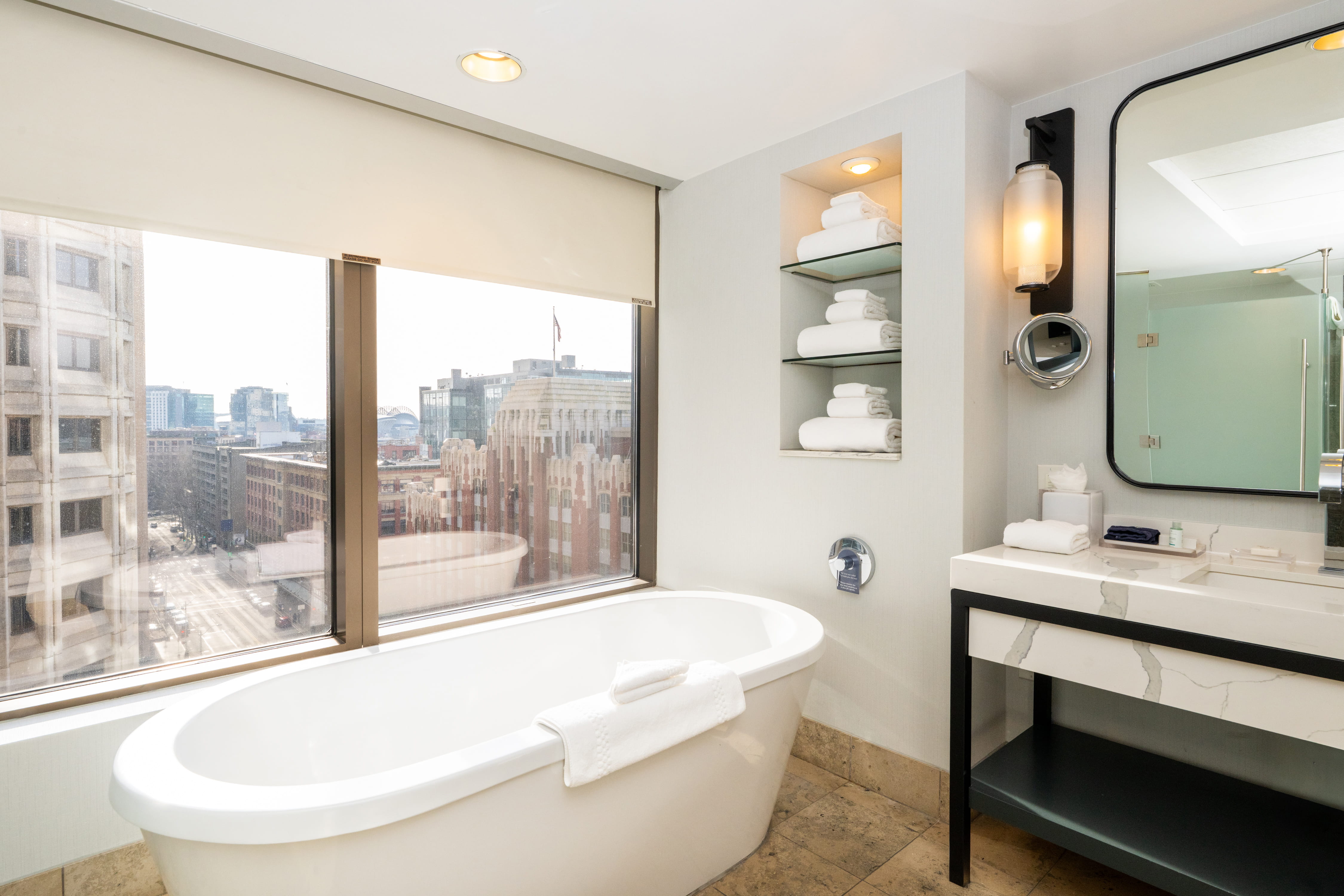 grand-corner-bathroom-at-hotel-1000