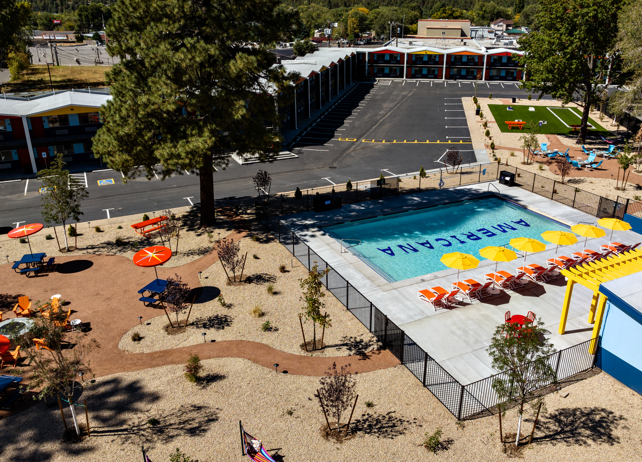 backyard-at-americana-motor-hotel-in-flagstaff-arizona