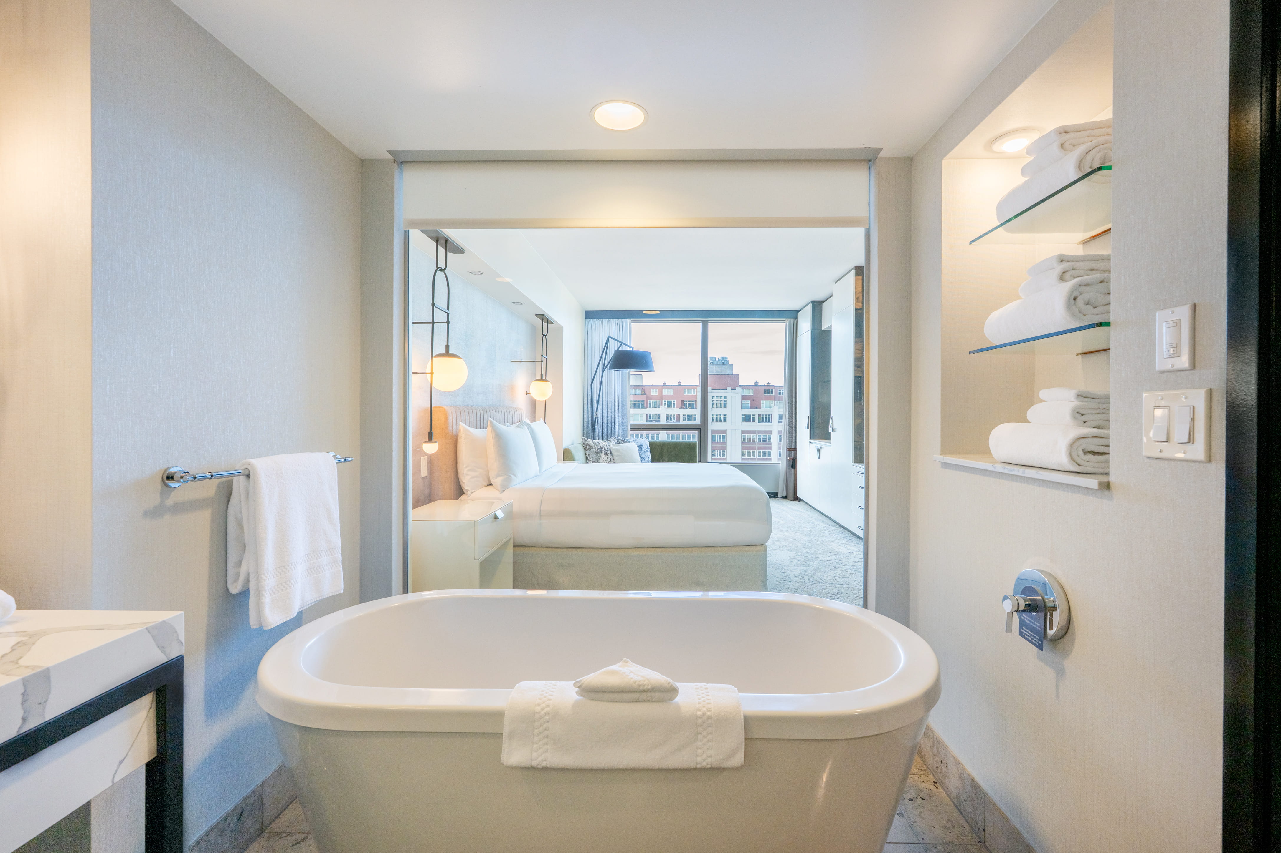 deluxe-king-guestroom-at-hotel-1000