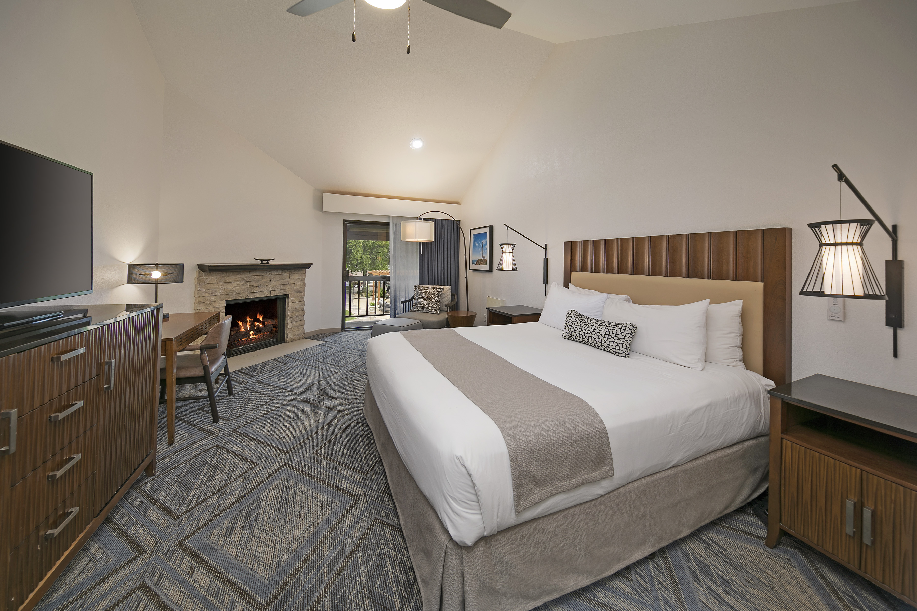 deluxe-king-guestroom