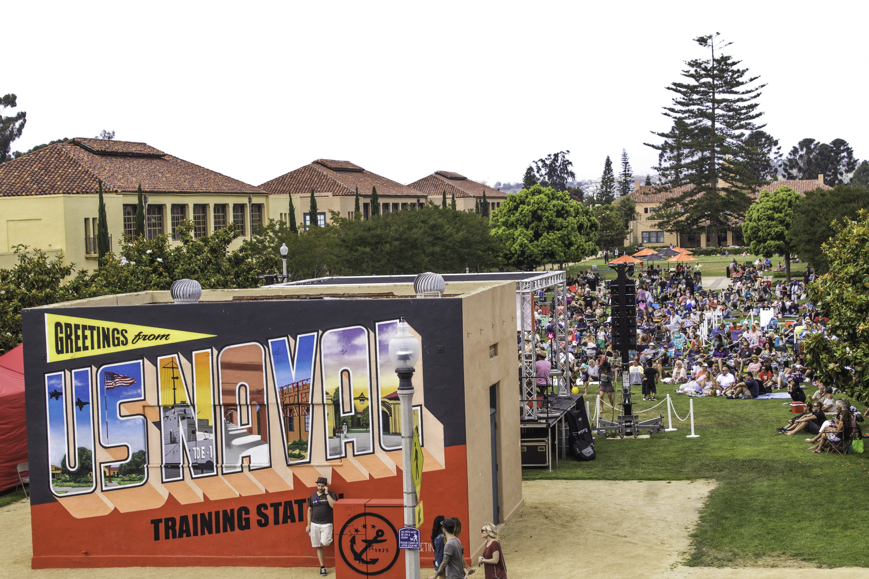 crowd-at-summer-music-series