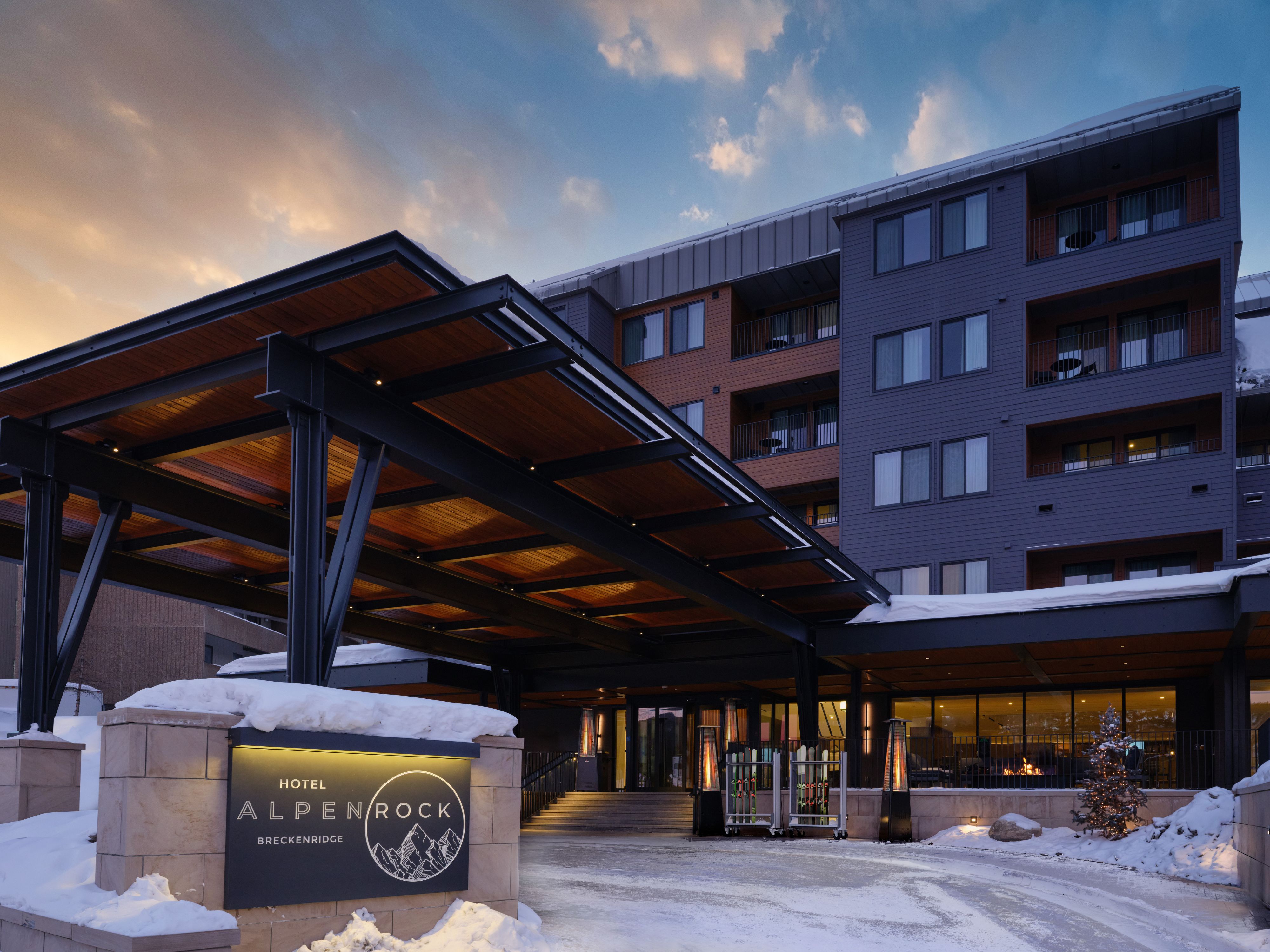 exterior-of-hotel-alpenrock-breckenridge-colo