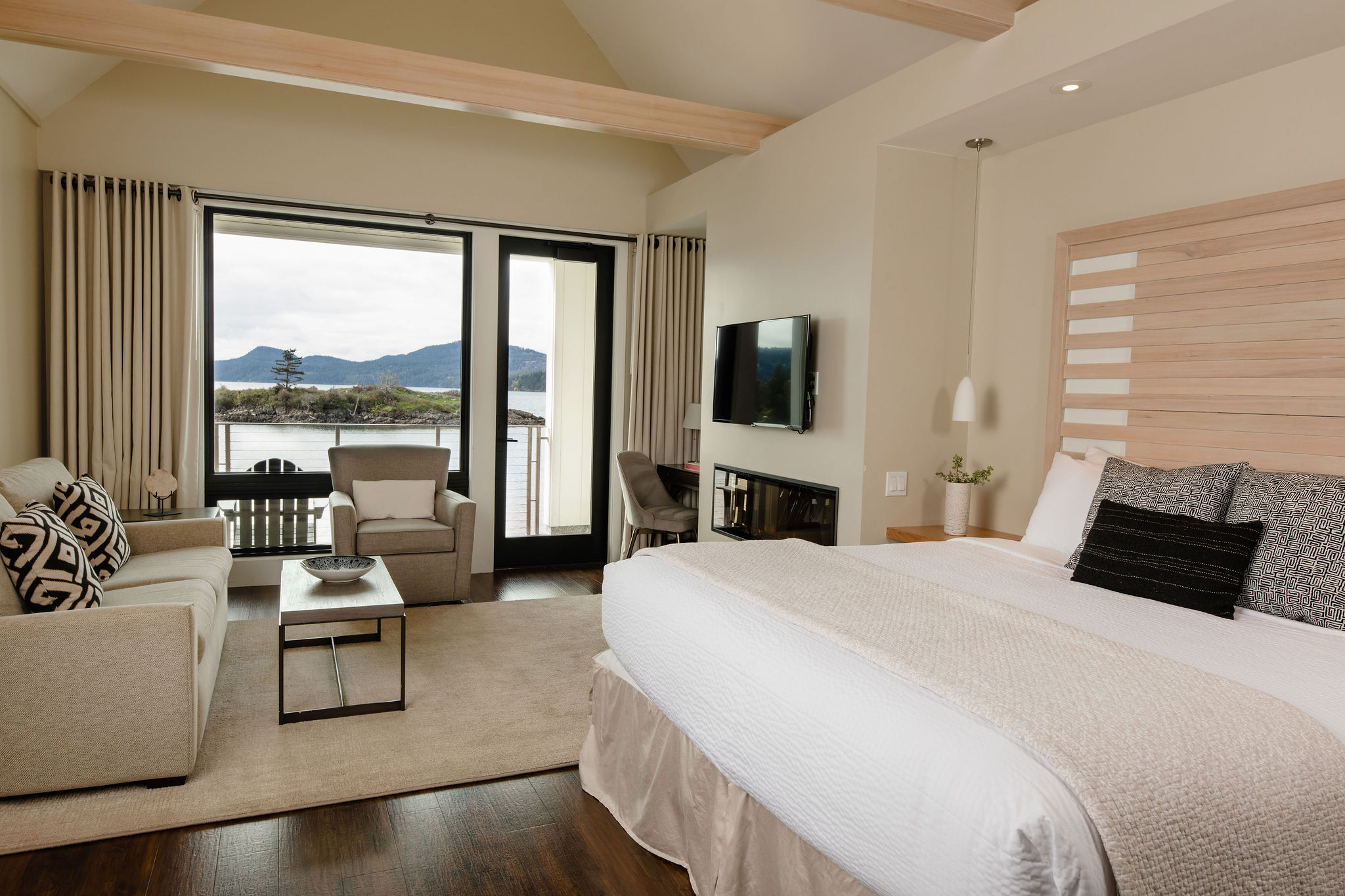 waters-edge-deluxe-suite