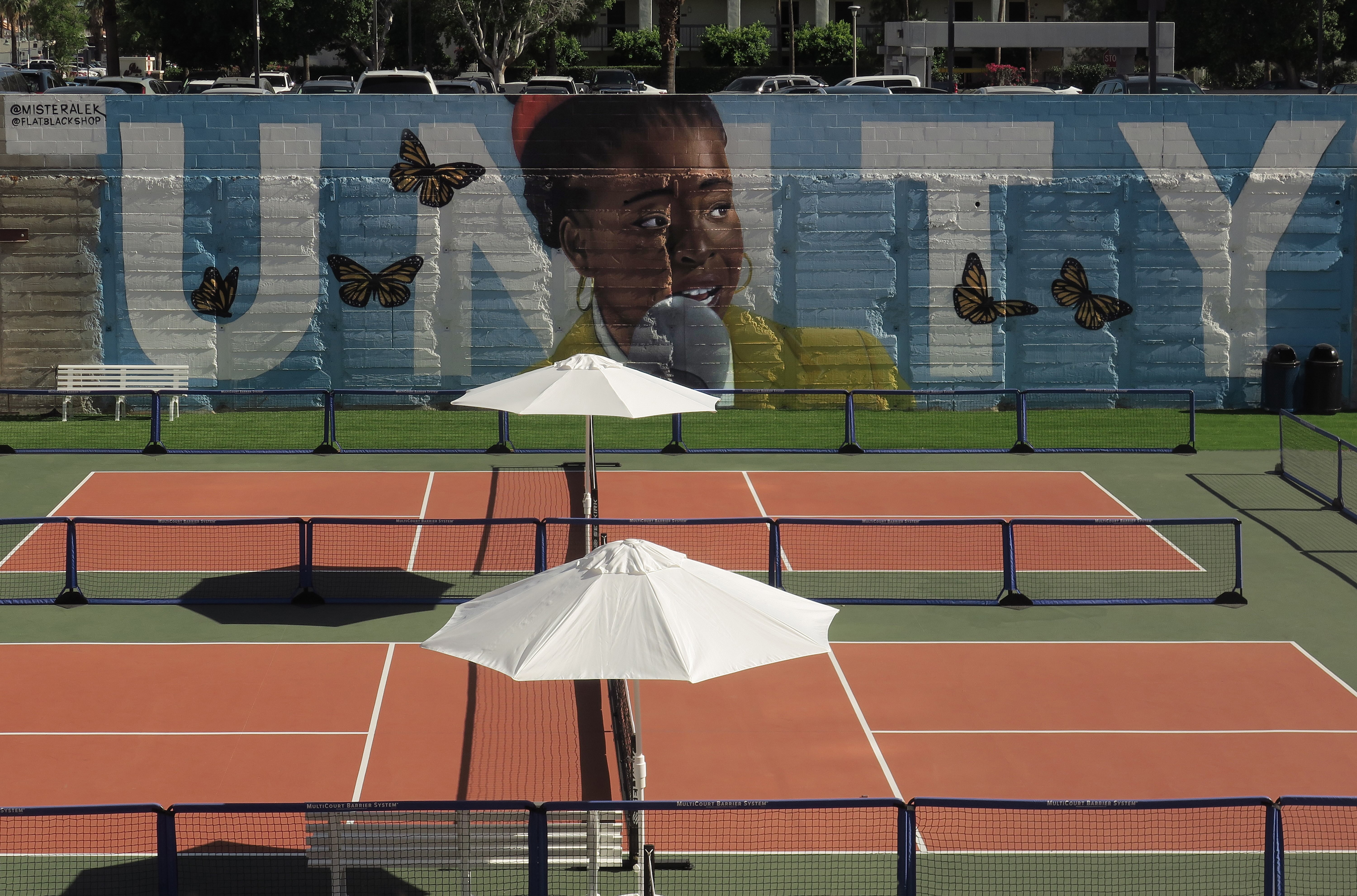 pickleball-courts-surfaced-in-vibrant-hues-and-a-bold-mural-bring-art-and-play-together-in-an-energetic-setting