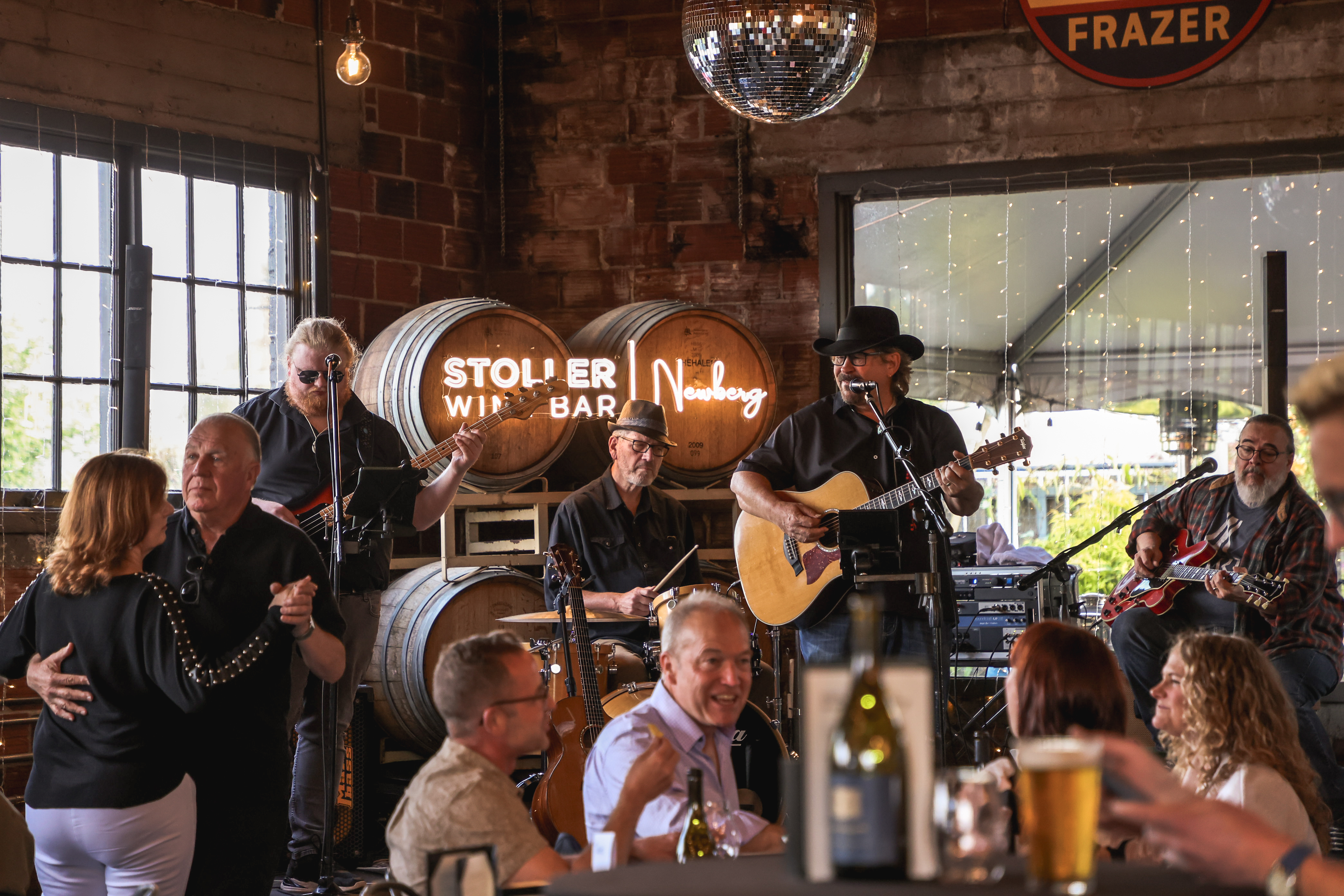 a-full-crowd-for-live-music-at-stoller-wine-bar-newberg