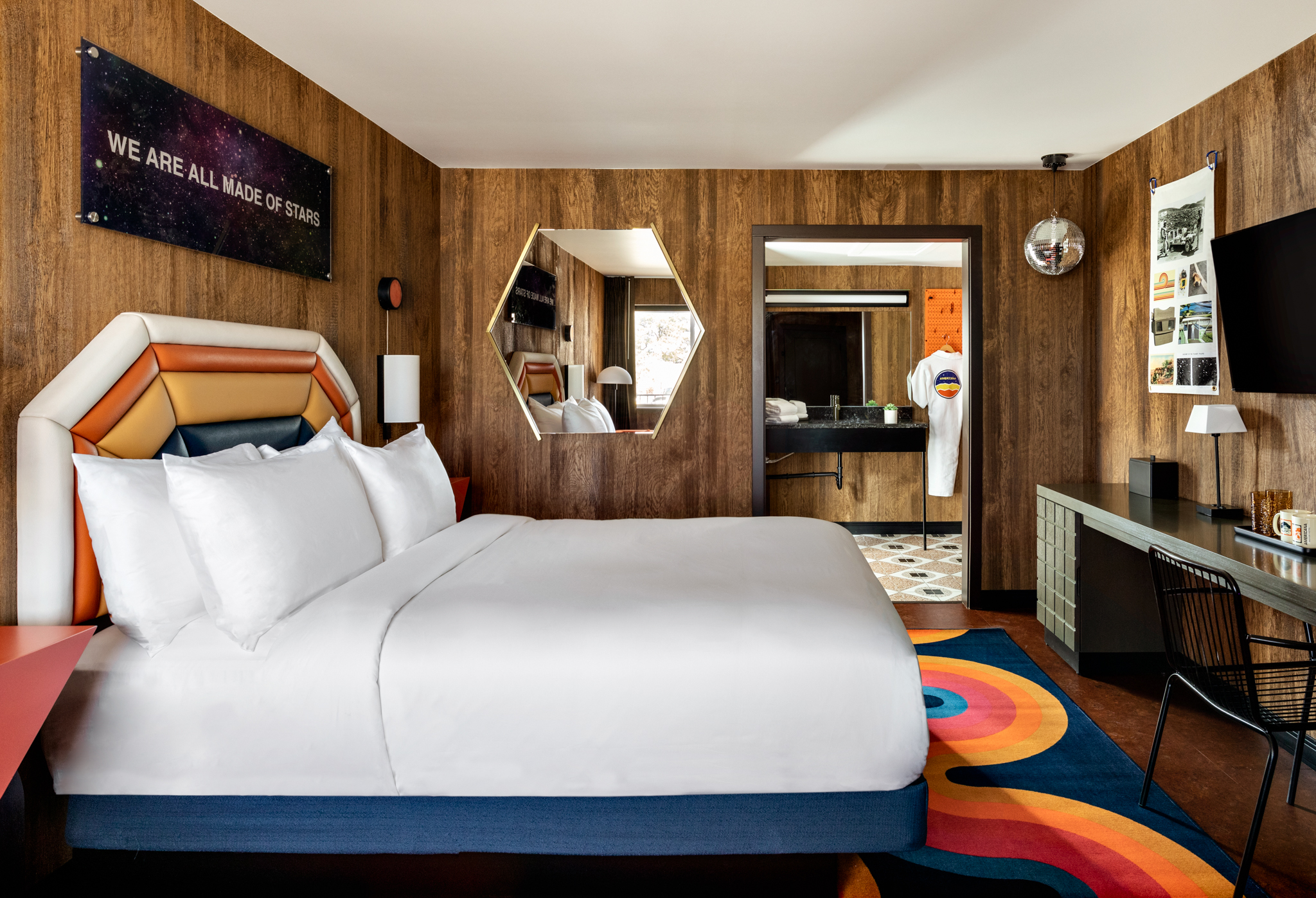 medium-queen-room-at-americana-motor-hotel-in-flagstaff