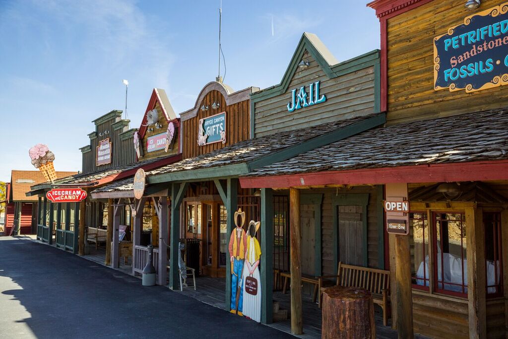 old-bryce-town-rock-shop-and-sweets-store