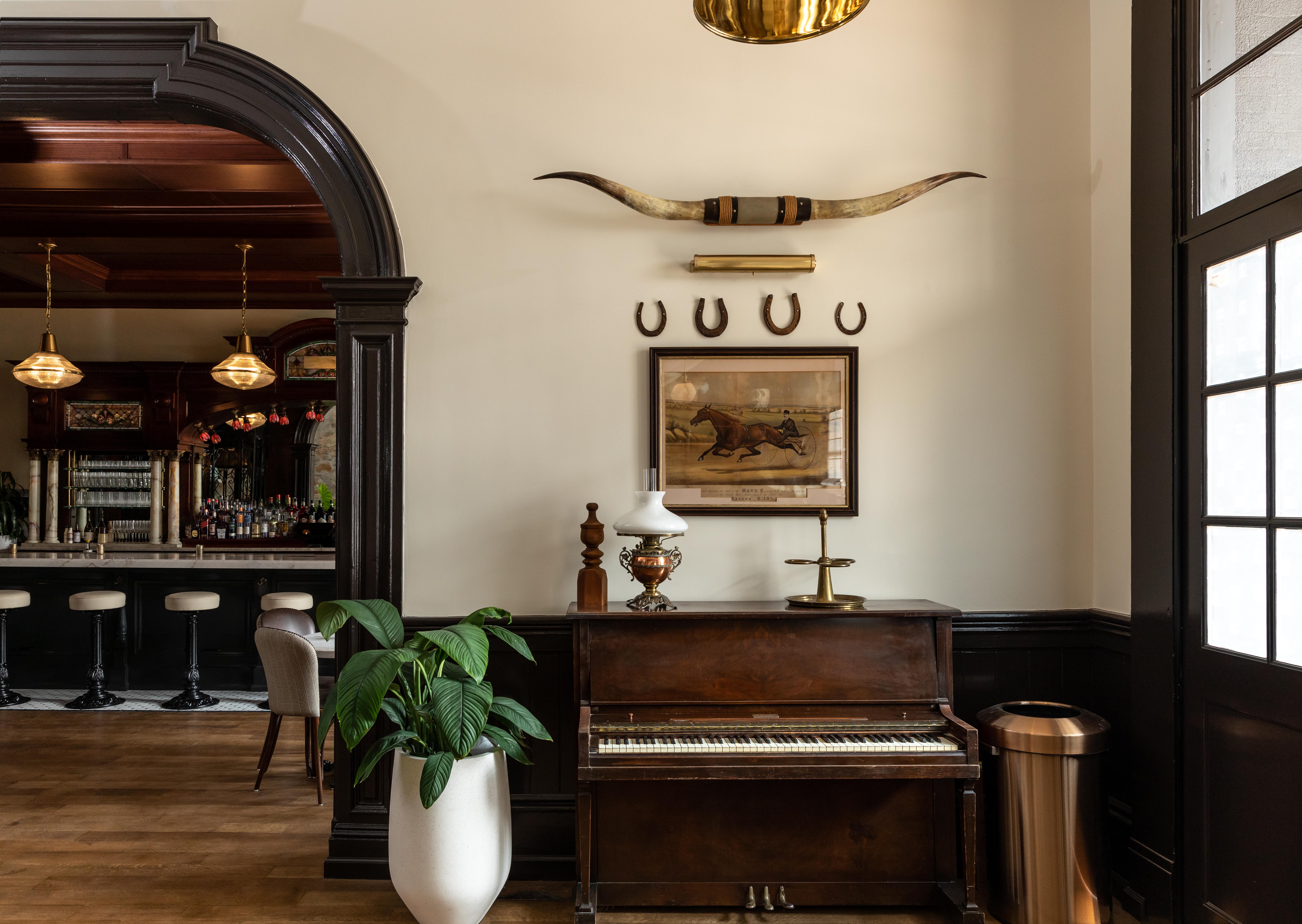 the-golden-gate-saloon-restaurant