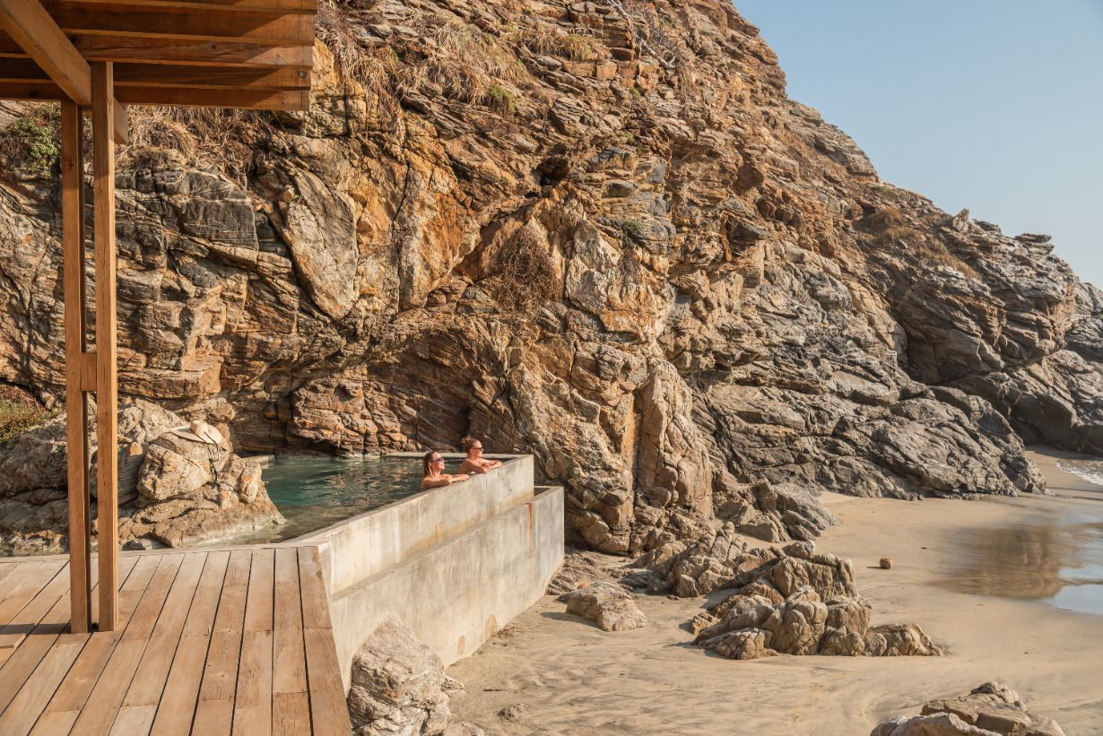 beachfront-pool-at-la-valise-mazunte
