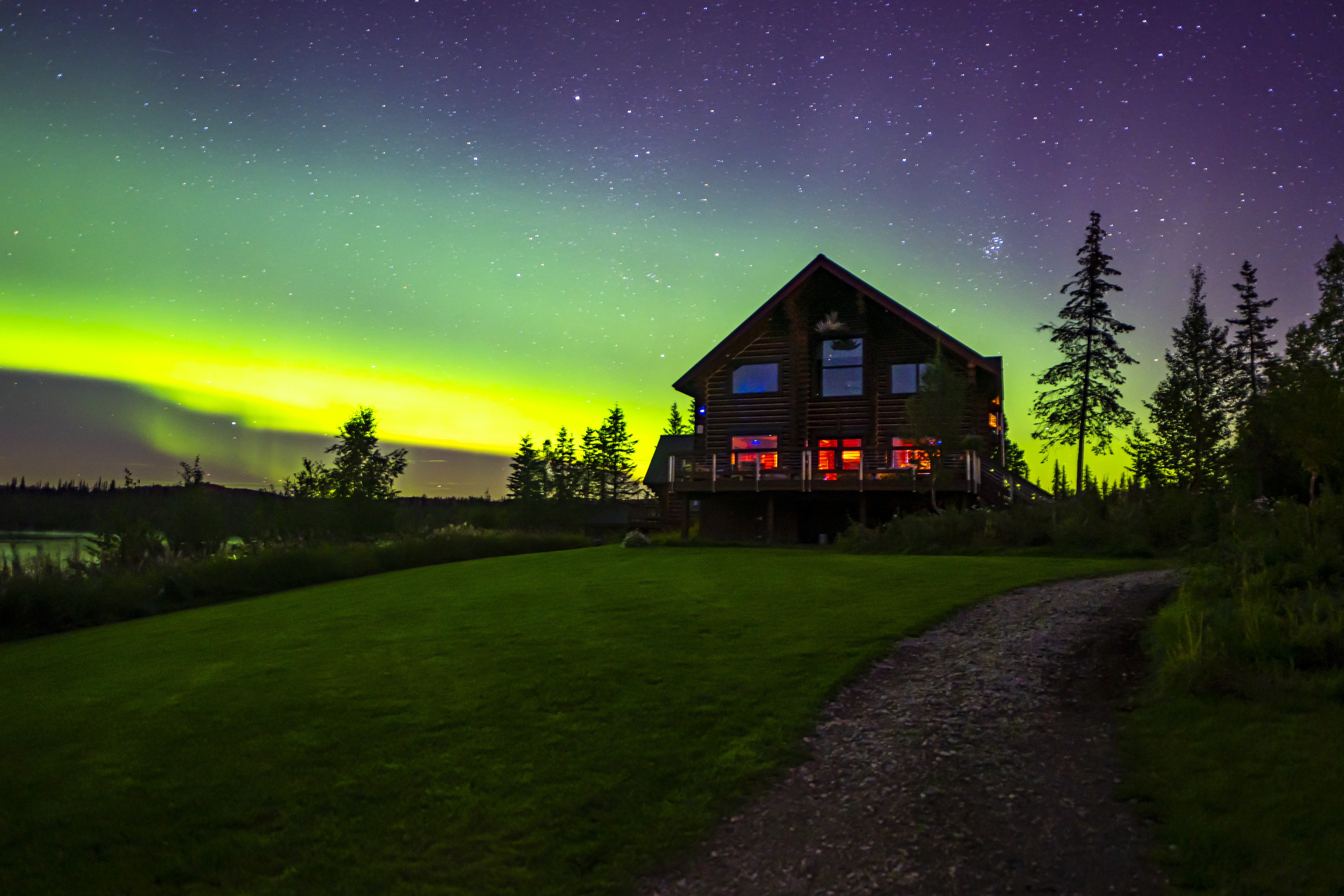 tordrillo-mountain-lodges-main-lodge-surrounded-by-the-northern-lights