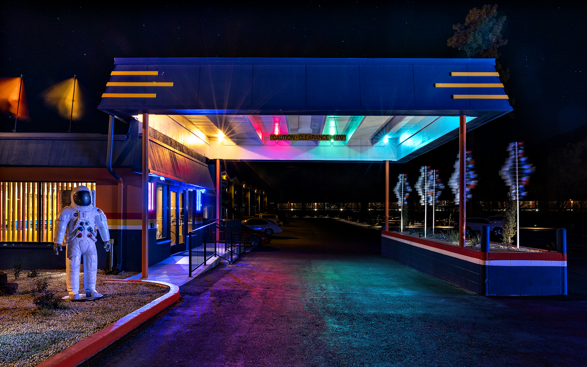lobby-exterior-at-americana-motor-hotel-in-flagstaff-arizona