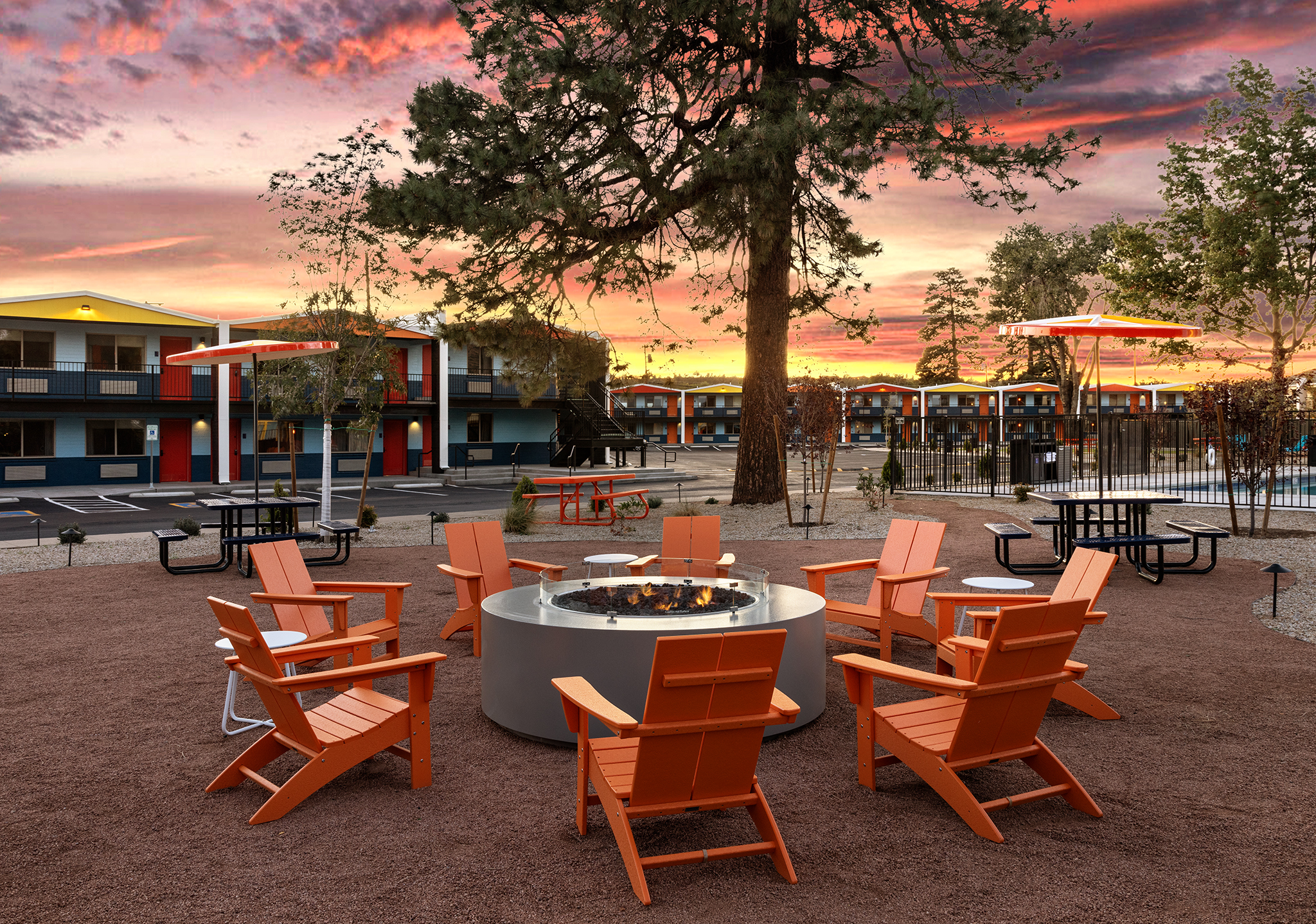 firepits-in-the-backyard-at-americana-motor-hotel
