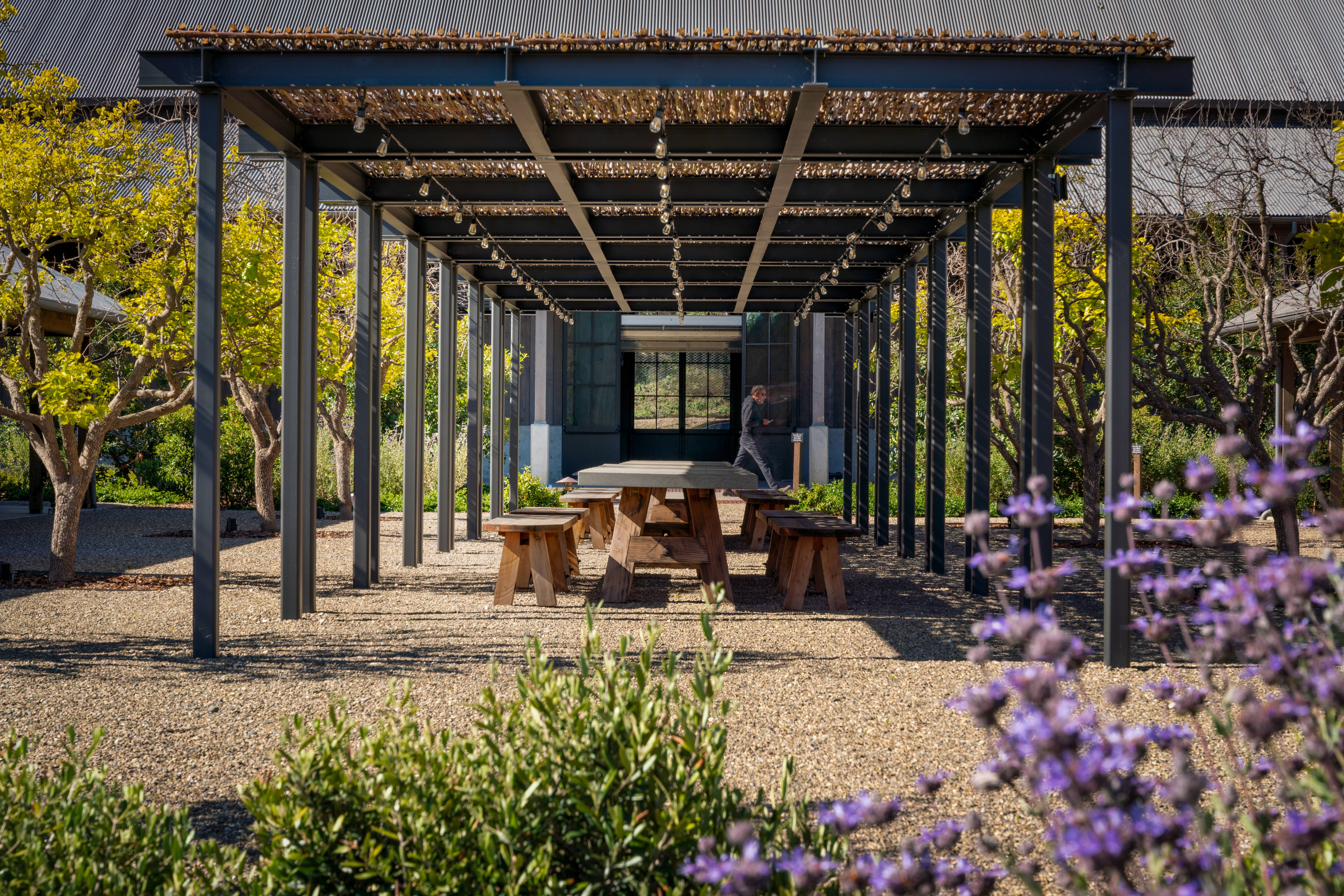 outdoor-seating-at-the-barn-at-the-hilt-estate