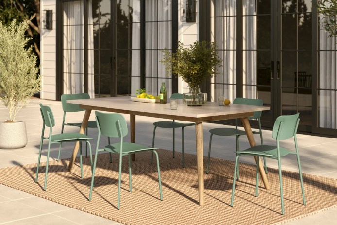 Article Altra Outdoor Dining Table