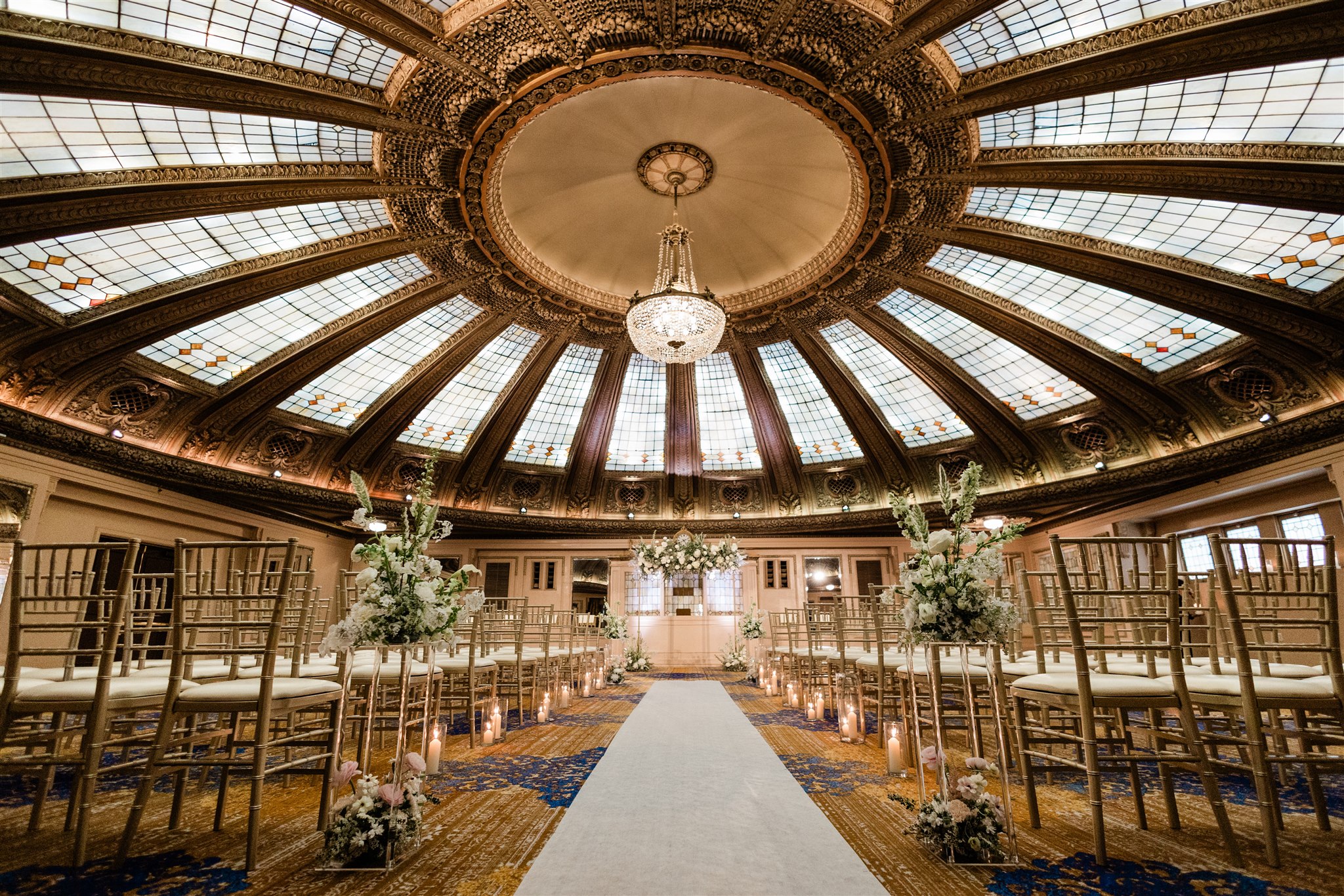 wedding-in-northern-lights-dome-room