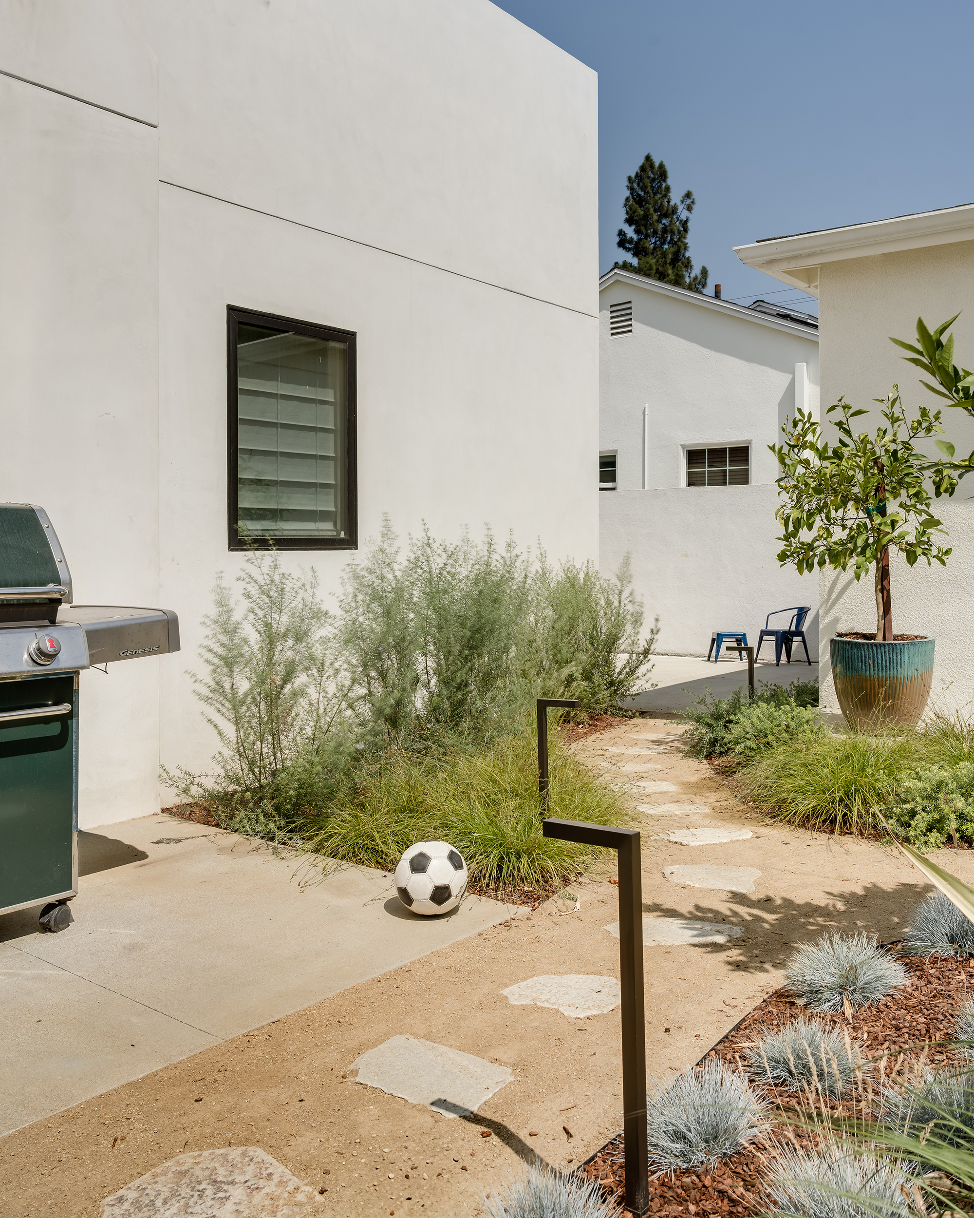Backyard Culver City House by Juliet Chang