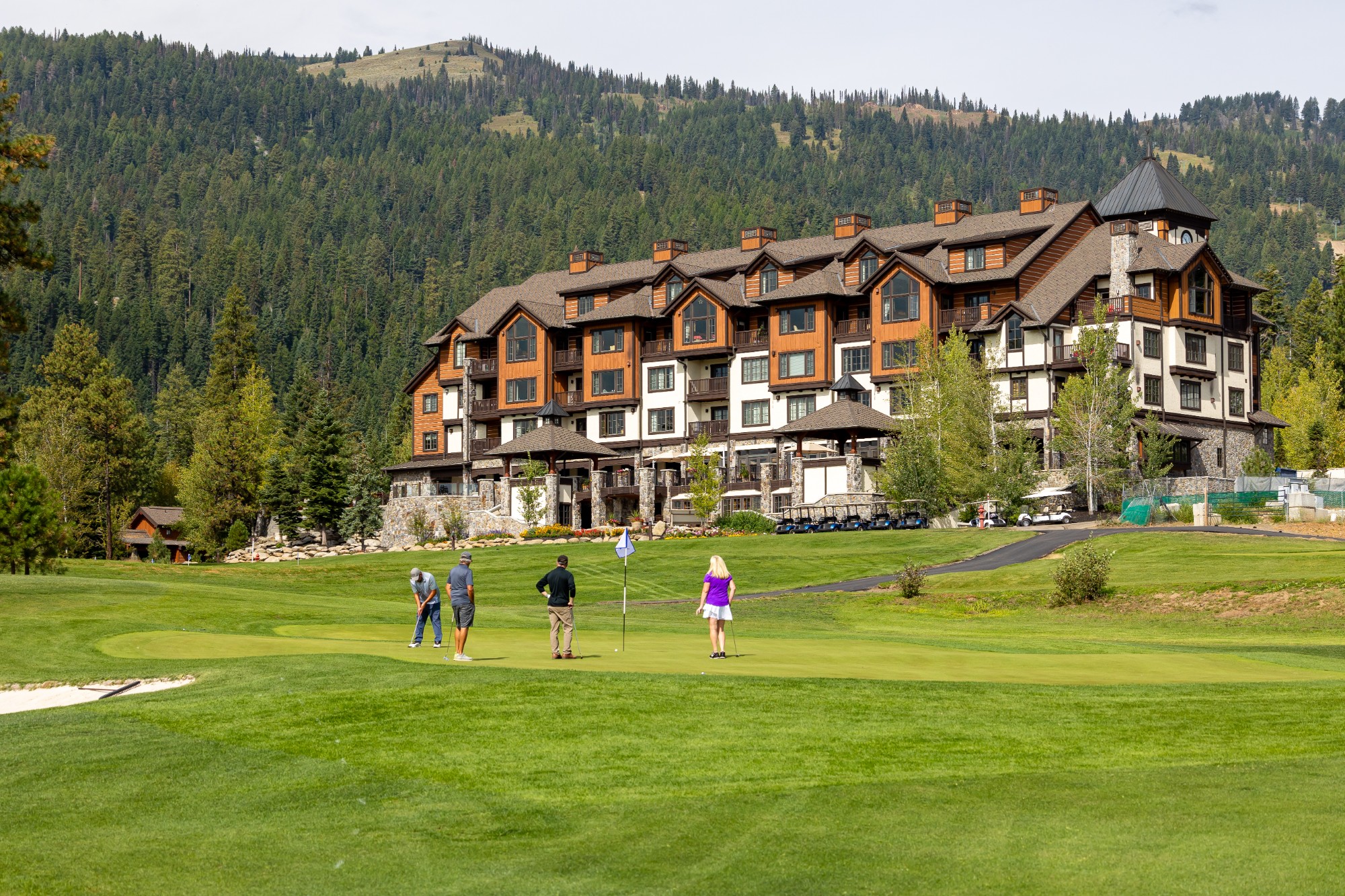 guests-practice-their-swing-just-a-short-walk-from-osprey-lodge-at-tamarack-resort