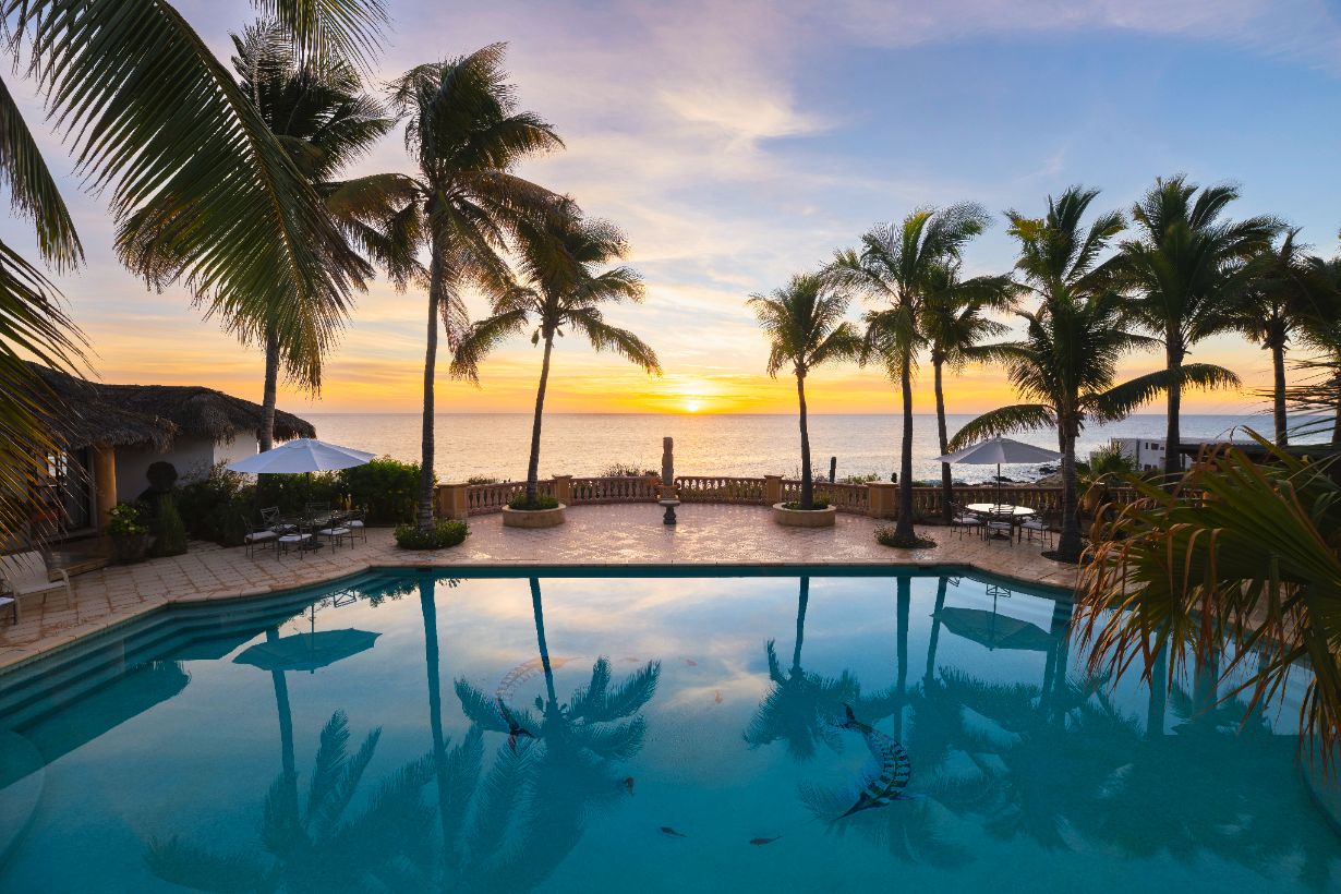 guest-pool-at-la-valise-los-cabos