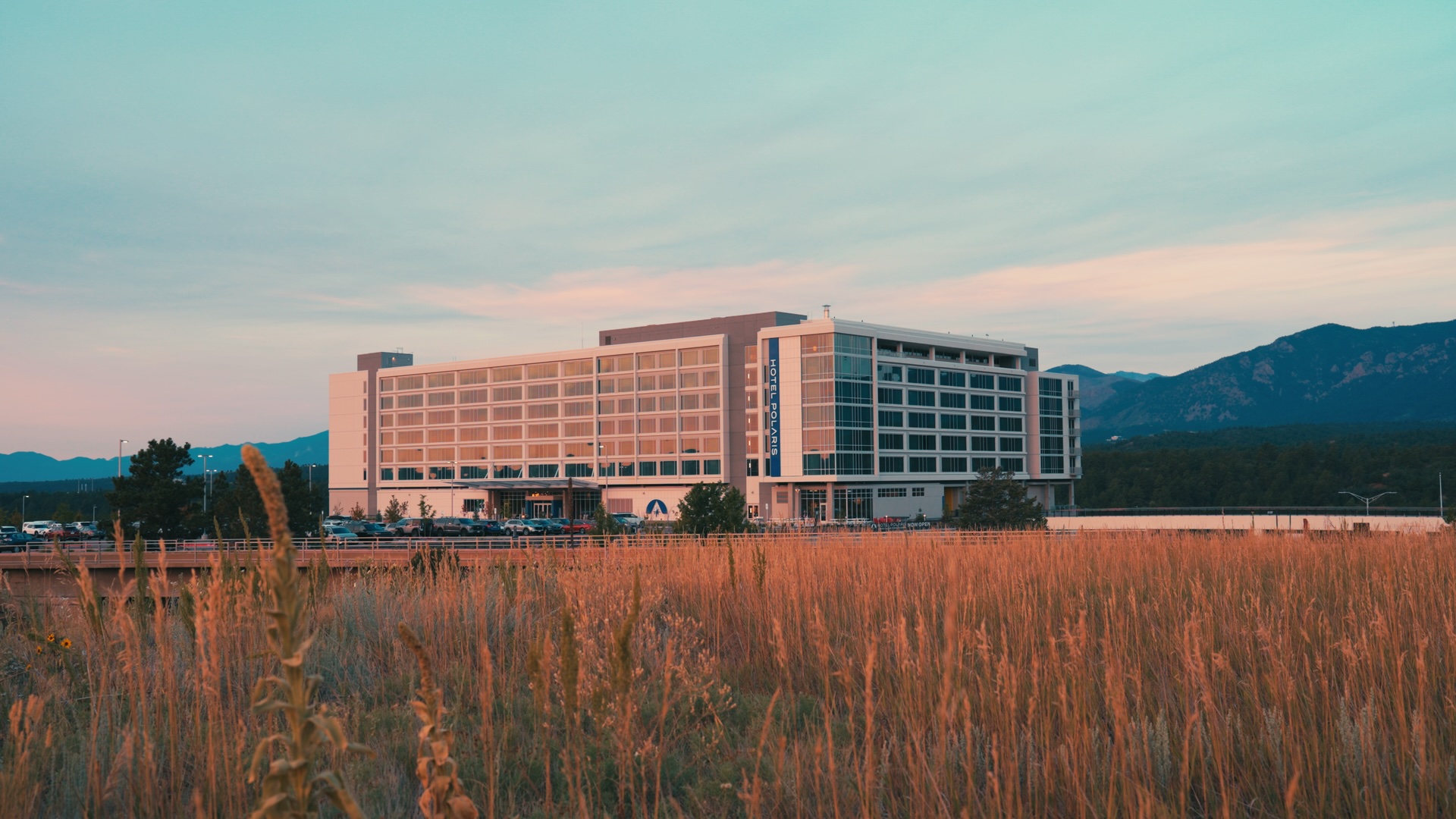 hotel-polaris-with-the-backdrop-of-the-rocky-mountains