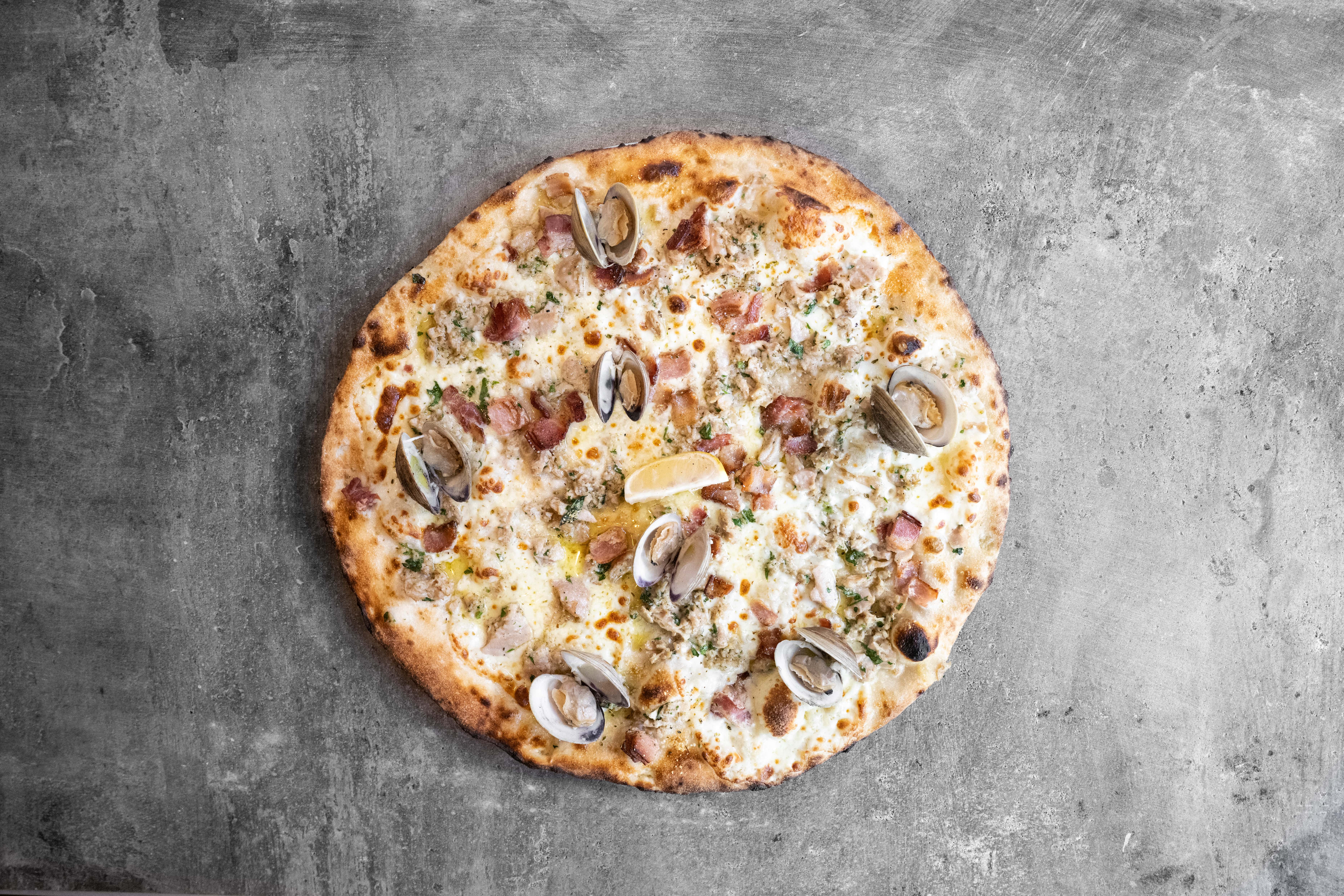 coal-fired-clam-garlic-pizza